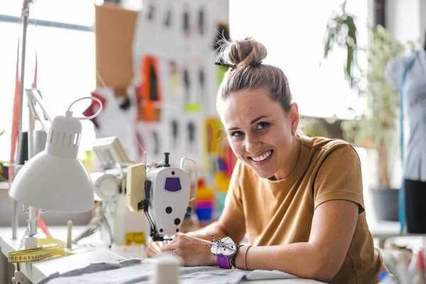 Junge Modedesignerin Arbeitet Ihrem Arbeitsplatz — Stockfoto