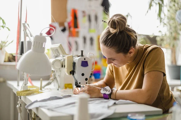 Νεαρή Σχεδιάστρια Μόδας Που Εργάζεται Στο Χώρο Εργασίας Της — Φωτογραφία Αρχείου