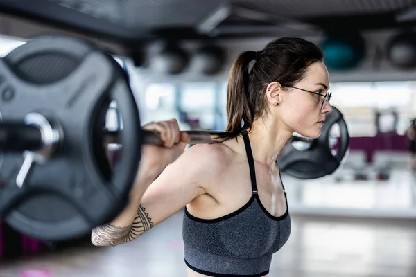 Junge Frau Trainiert Mit Langhantel Fitnessstudio — Stockfoto