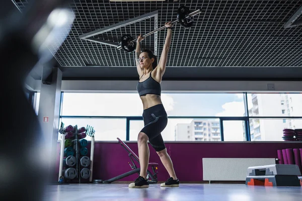 Junge Frau Trainiert Mit Langhantel Fitnessstudio — Stockfoto