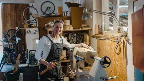 Porträt Einer Selbstbewussten Handwerkerin Ihrer Werkstatt — Stockfoto