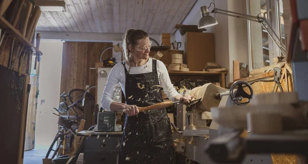 Craftswoman Carving Wood Carpentry Workshop — Stock Photo, Image