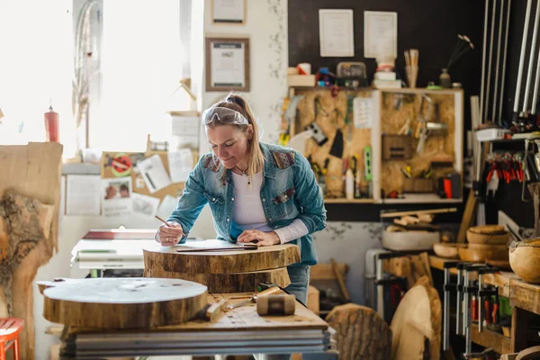 Craftswoman Working Wood Carpentry Workshop — Stock Photo, Image