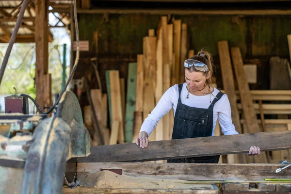 Жінка Працює Дерев Яними Дошками Лісопильні — стокове фото