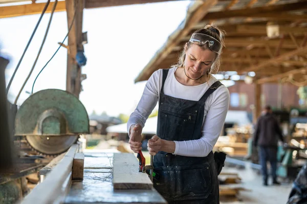 Vrouw Werkend Met Houten Planken Een Zagerij — Stockfoto