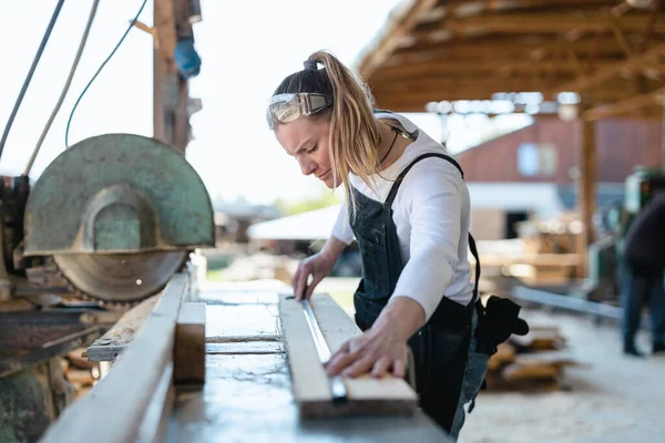 Kobieta Pracująca Drewnianymi Deskami Tartaku — Zdjęcie stockowe