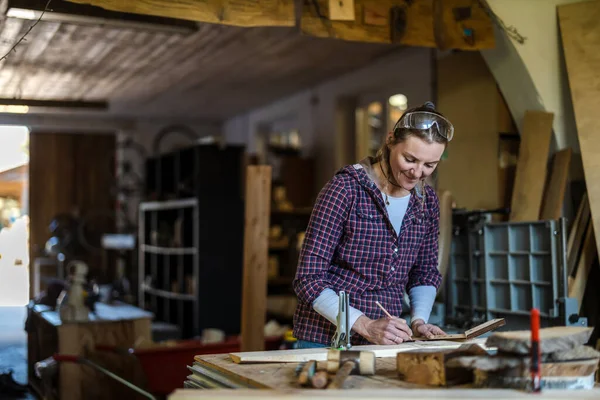 Handwerkerin Arbeitet Tischlerei Mit Holz — Stockfoto