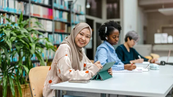 Multietnická Skupina Studentů Sedících Knihovně Studujících Společně — Stock fotografie