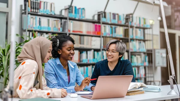 Multiethnische Gruppe Von Studenten Die Einer Bibliothek Sitzen Und Gemeinsam — Stockfoto