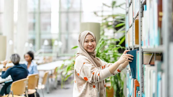 Egy Könyvtárban Álló Ázsiai Muszlim Diáklány Portréja — Stock Fotó