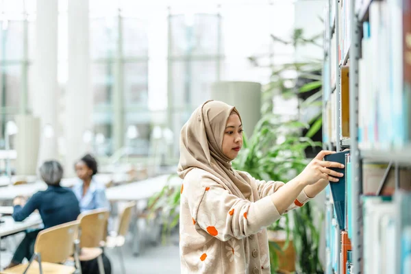 Retrato Una Estudiante Musulmana Asiática Pie Una Biblioteca —  Fotos de Stock