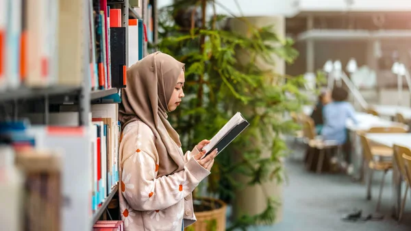 Porträtt Asiatisk Muslimsk Kvinnlig Student Stående Ett Bibliotek — Stockfoto