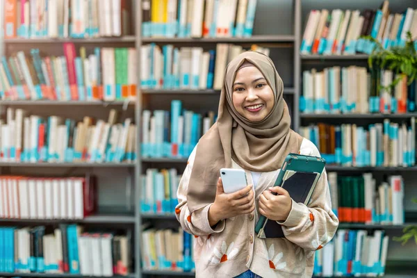 Portret Van Een Aziatische Moslimstudente Die Een Bibliotheek Staat — Stockfoto