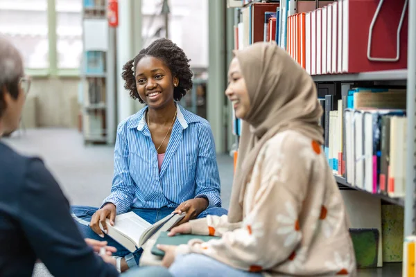 Multietnická Skupina Studentů Sedících Knihovně Studujících Společně — Stock fotografie