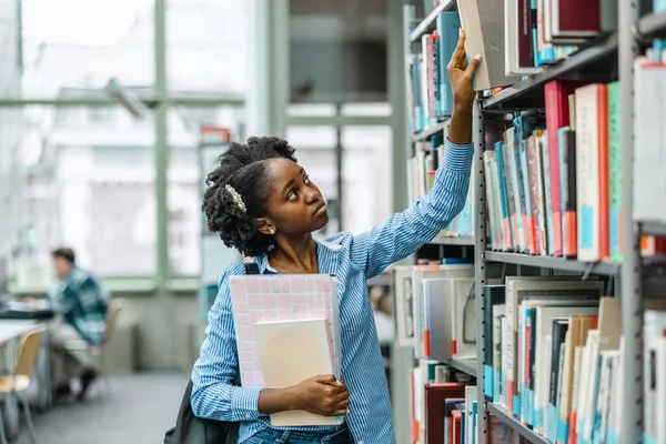 Estudante Negra Escolhendo Livro Estante Biblioteca — Fotografia de Stock