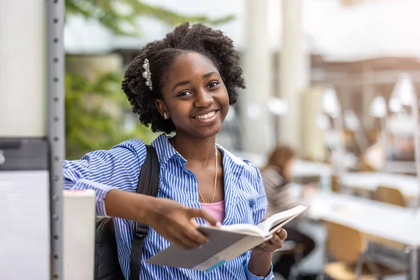Μια Μαύρη Μαθήτρια Διαβάζει Ένα Βιβλίο Μια Βιβλιοθήκη — Φωτογραφία Αρχείου