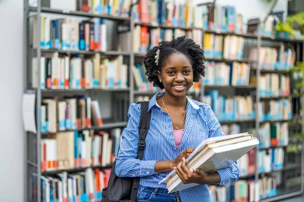 Πορτρέτο Της Μαύρης Φοιτήτριας Που Στέκεται Βιβλιοθήκη — Φωτογραφία Αρχείου
