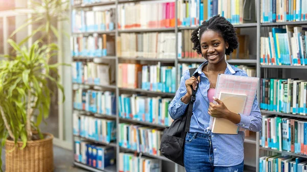 Kütüphanede Duran Siyah Kız Öğrencinin Portresi — Stok fotoğraf