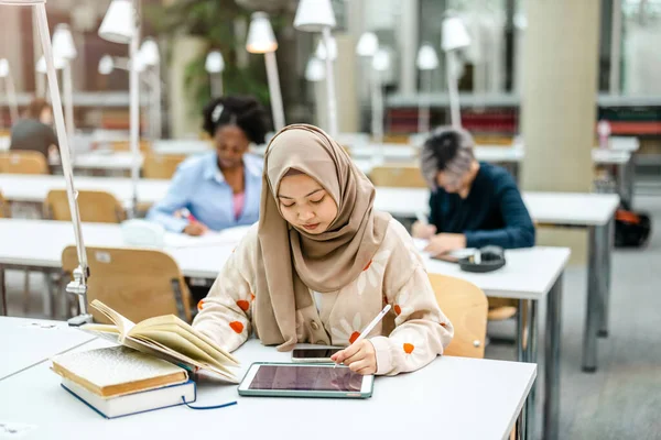 Πολυεθνική Ομάδα Φοιτητών Που Κάθονται Μια Βιβλιοθήκη Και Σπουδάζουν Μαζί — Φωτογραφία Αρχείου