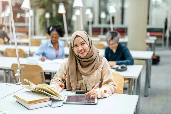 Multiethnic Group Students Sitting Library Studying Together — Stock Photo, Image
