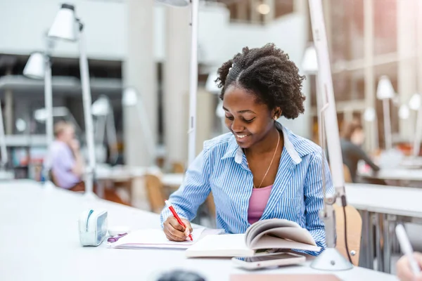 Jonge Zwarte Vrouw Schrijven Notebook Een Bibliotheek — Stockfoto