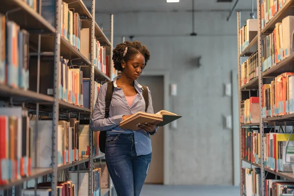 Kütüphanede Kitap Okuyan Siyah Bir Kız Öğrenci — Stok fotoğraf