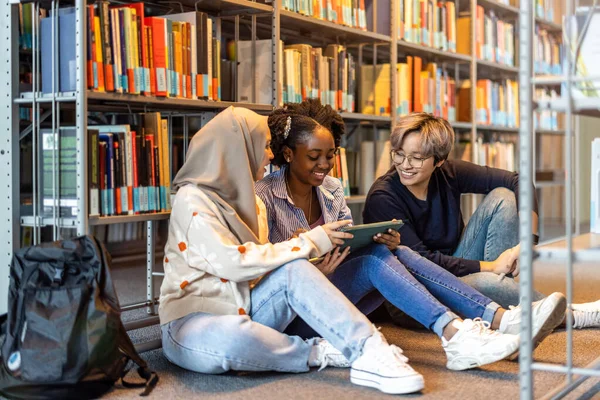 Πολυεθνική Ομάδα Φοιτητών Που Κάθονται Μια Βιβλιοθήκη Και Σπουδάζουν Μαζί — Φωτογραφία Αρχείου
