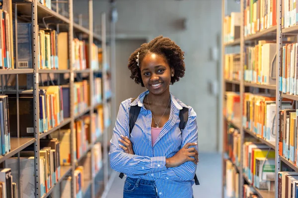 Πορτρέτο Της Μαύρης Φοιτήτριας Που Στέκεται Βιβλιοθήκη — Φωτογραφία Αρχείου