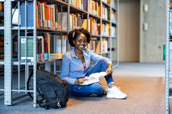Черная Студентка Читает Книгу Библиотеке — стоковое фото