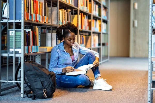 Zwarte Studente Die Een Boek Leest Een Bibliotheek — Stockfoto