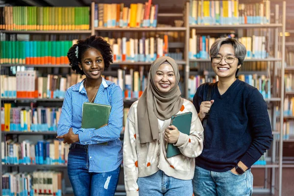 Skupina Různorodých Studentů Usmívá Fotoaparát Zatímco Stojí Spolu Knihovně — Stock fotografie