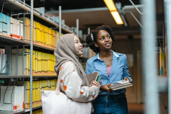 Női Hallgatók Együtt Állnak Egyetemi Könyvtárban — Stock Fotó