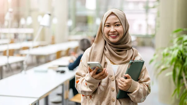 Retrato Asiático Muçulmano Feminino Estudante Uma Biblioteca Imagens De Bancos De Imagens Sem Royalties