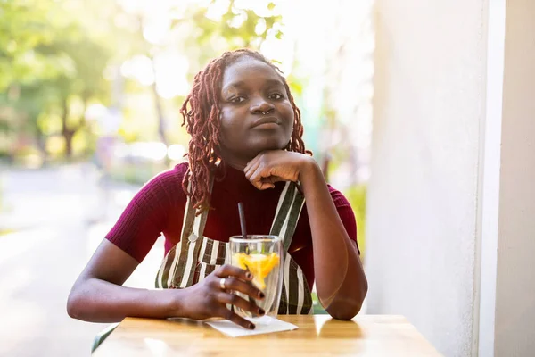 Retrato Una Persona Negra Binaria Sentada Café Aire Libre —  Fotos de Stock