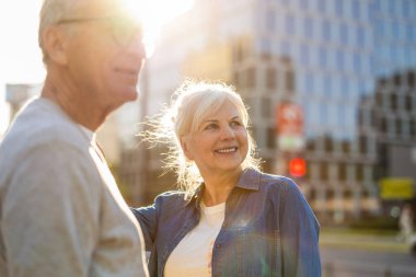 Son sınıf aşığı bir çift şehirde yürüyor.