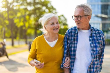 Son sınıf aşığı bir çift şehirde yürüyor.