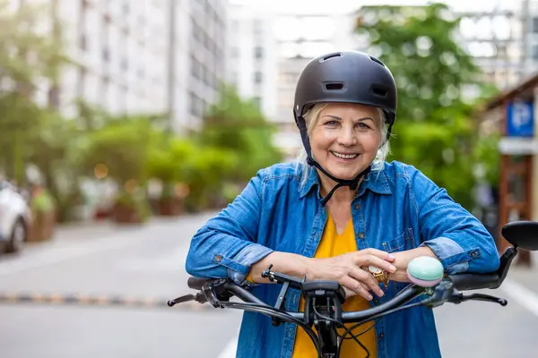 Портрет Пожилой Женщины Шлеме Время Езды Велосипеде Городе Лицензионные Стоковые Изображения