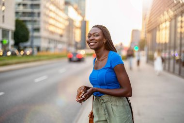 şehirde gülümseyen güzel bir genç kadının portresi