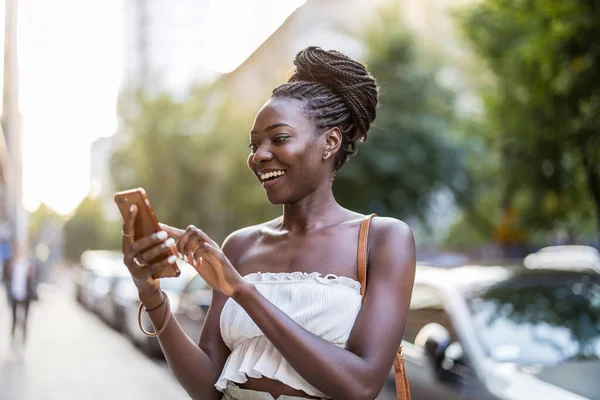 Πορτραίτο Νεαρής Γυναίκας Που Χρησιμοποιεί Κινητό Τηλέφωνο Στην Πόλη — Φωτογραφία Αρχείου