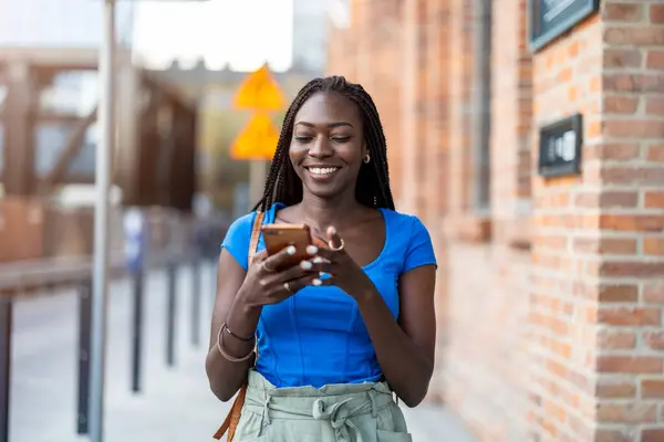 Πορτραίτο Νεαρής Γυναίκας Που Χρησιμοποιεί Κινητό Τηλέφωνο Στην Πόλη — Φωτογραφία Αρχείου