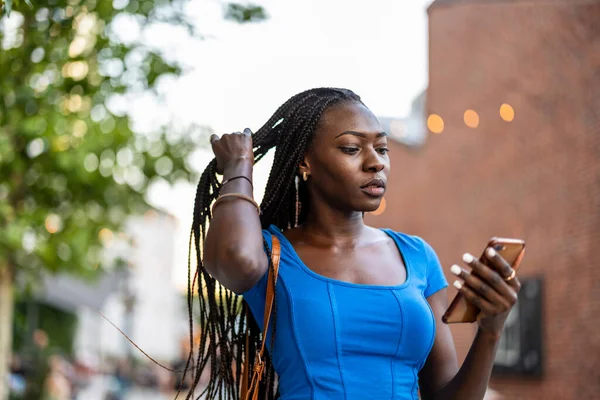 Retrato Una Joven Usando Teléfono Móvil Ciudad — Foto de Stock