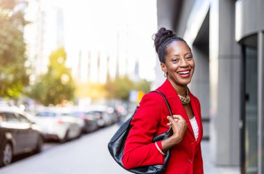 Şehirde kendinden emin bir iş kadınının portresi.