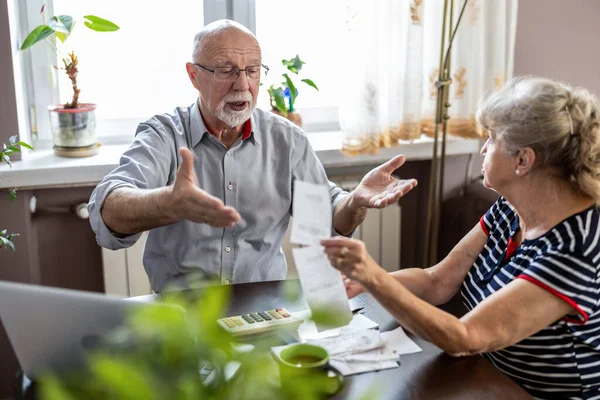 Oudere Echtparen Bespreken Hun Eigen Financiën Terwijl Aan Tafel Zitten — Stockfoto
