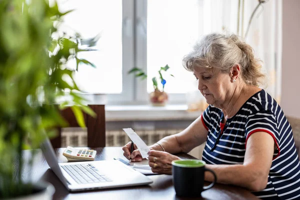 Ηλικιωμένη Γυναίκα Εξετάζει Οικονομικά Της Στο Σπίτι — Φωτογραφία Αρχείου