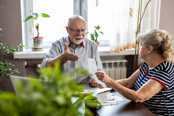Nyugdíjasok Otthoni Pénzügyeikről Beszélgetnek Miközben Asztalnál Ülnek — Stock Fotó