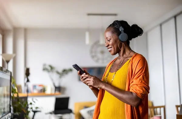 Frau Hört Musik Mit Kopfhörern Die Mit Ihrem Smartphone Heimischen — Stockfoto