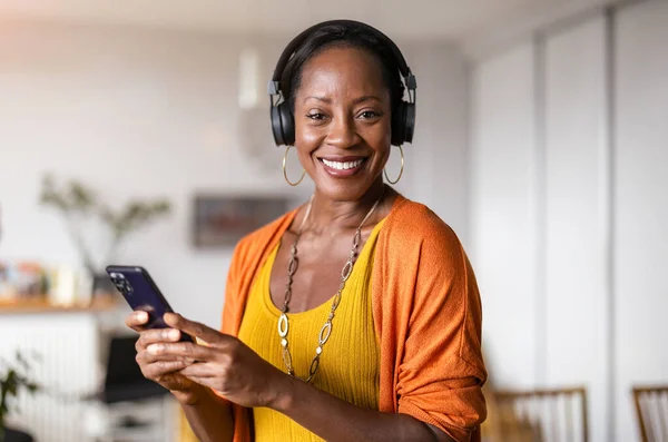 Frau Hört Musik Mit Kopfhörern Die Mit Ihrem Smartphone Heimischen — Stockfoto