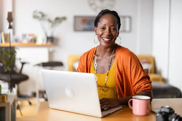 Усміхнена Жінка Працює Ноутбуці Вдома Ліцензійні Стокові Фото