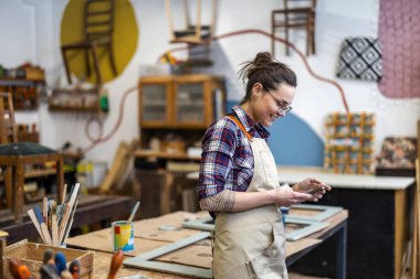 Atölyesinde çalışan kadın marangoz.