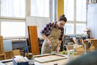 Atölyesinde çalışan kadın marangoz.